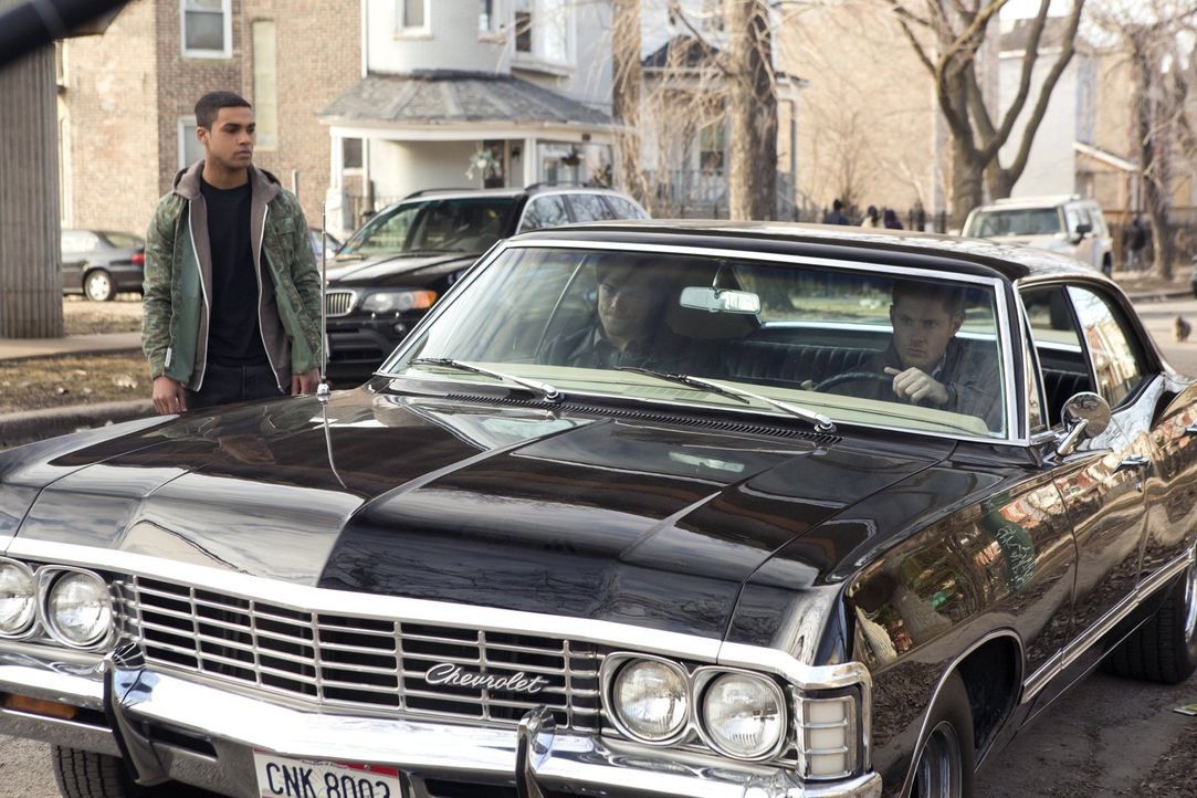 Wird sich Ennis Ross (Lucien Laviscount, l.) tatsächlich an dem gutgemeinten Rat von Sam (Jared Padalecki, M.) und Dean (Jensen Ackles, r.) halten u... - Bildquelle: 2013 Warner Brothers