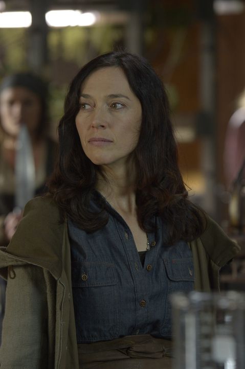 Schwester Anne (Severn Thompson) macht Peter klar, dass er nur der wahre, große Anführer sein kann, wenn er kein Erbarmen zeigt ... - Bildquelle: Philippe Bosse 2014 Syfy Media, LLC