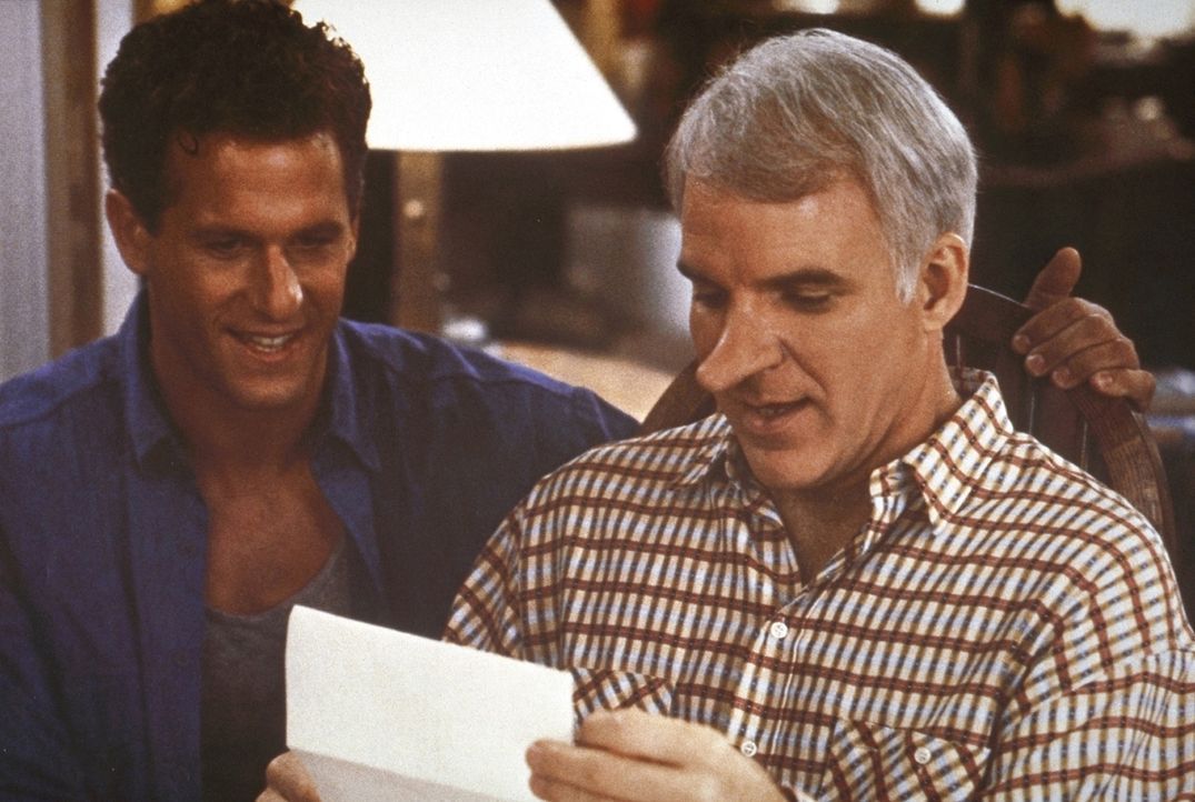 Der gutmütige C. D. Bales (Steve Martin, r.) schreibt im Namen des attraktiven, aber etwas minderbemittelten Chris (Rick Rossovich, l.) glühende Lie... - Bildquelle: Copyright   1987 Columbia Pictures Industries, Inc. All Rights Reserved.