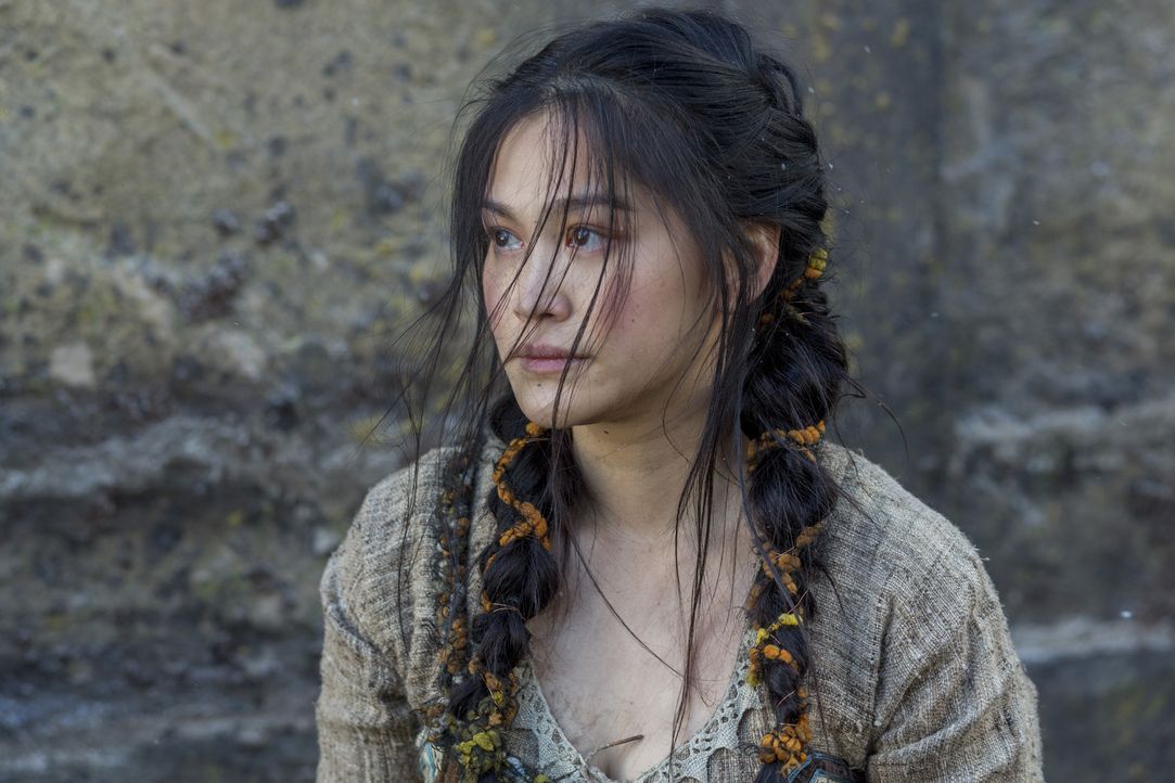 Die Wikinger bereiten alles für das Julfest vor. Aslaug gibt Ragnar die Erlaubnis, die chinesische Sklavin Yidu (Dianne Doan) als Geliebte zu nehmen... - Bildquelle: 2016 TM PRODUCTIONS LIMITED / T5 VIKINGS III PRODUCTIONS INC. ALL RIGHTS RESERVED.