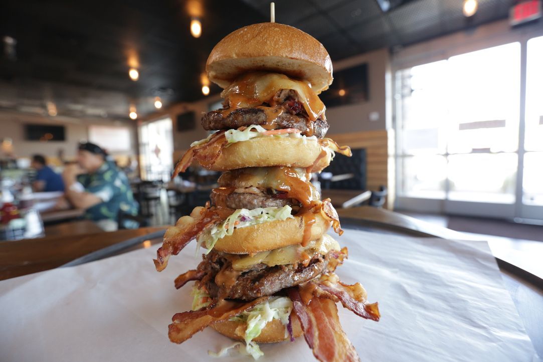 Der "Triple Brady Bacon Burger": ein 35 Zentimeter hoher Burger mit drei saftigen Hamburger-Patties ... - Bildquelle: 2017,Television Food Network, G.P. All Rights Reserved.