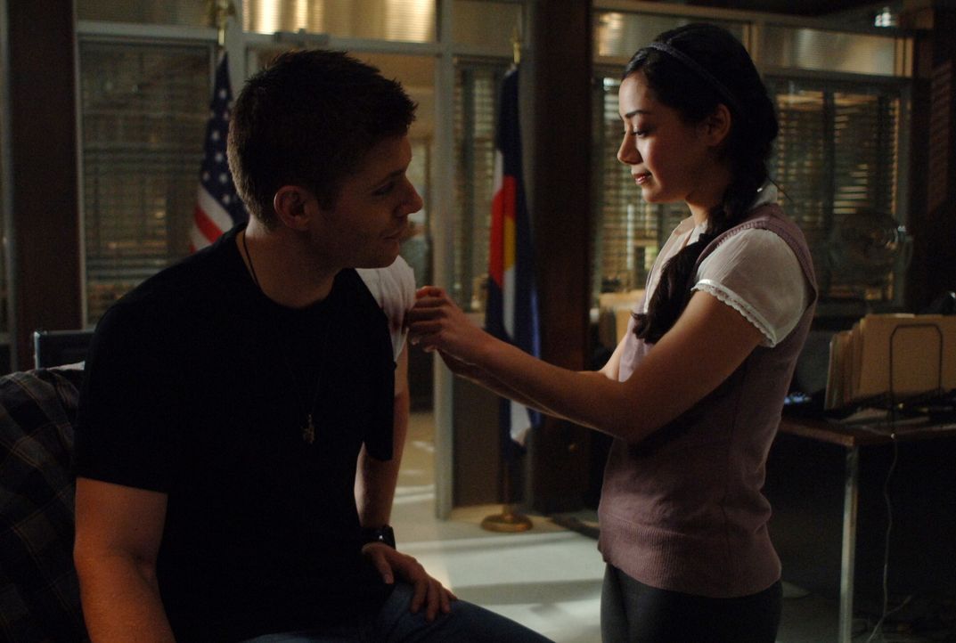 Nancy (Aimee Garcia, r.) kümmert sich um den verletzten Dean (Jensen Ackles