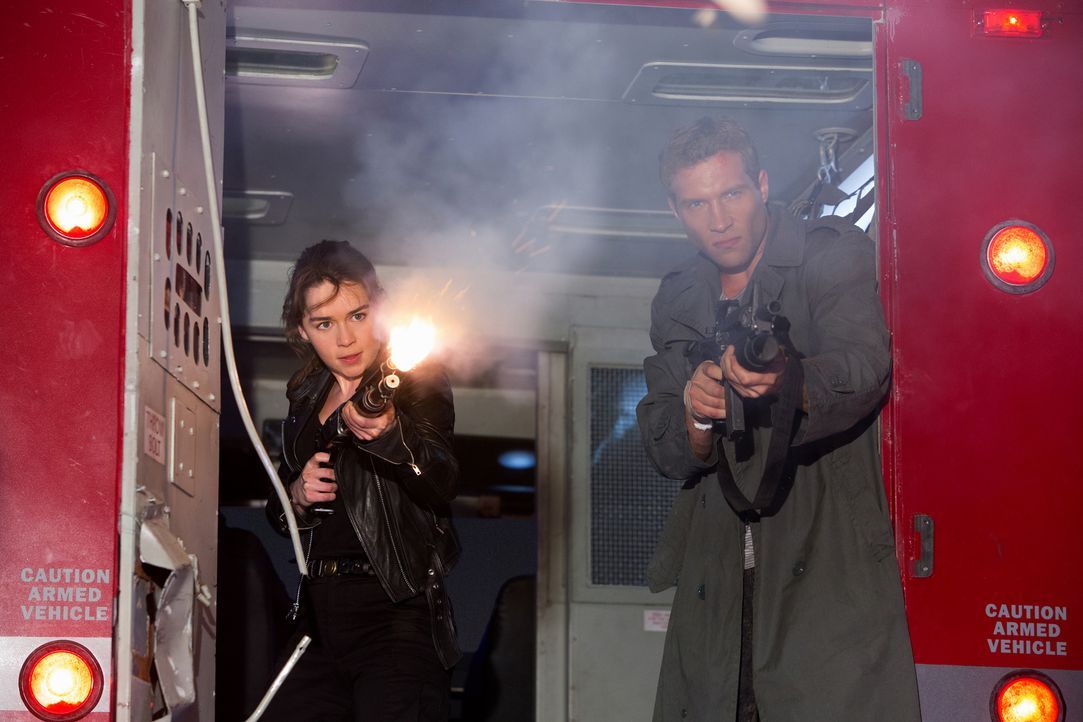 Für Sarah (Emilia Clarke, l.) und Kyle (Jai Courtney, r.) beginnt ein gnadenloser Wettkampf gegen die Zeit. Schaffen sie es rechtzeitig, die Program... - Bildquelle: 2015 PARAMOUNT PICTURES. ALL RIGHTS RESERVED.