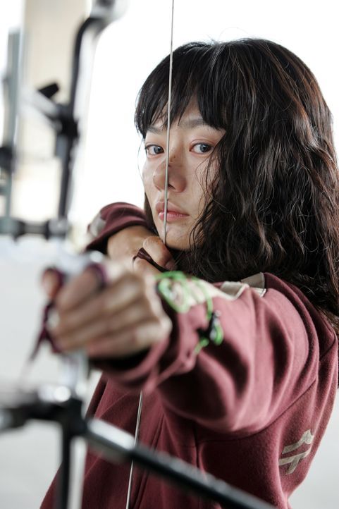 Hyun-seos Tante Nam-Joo (Du-na Bae) ist eine außergewöhnlich gute Bogenschützin. Kann sie das Monster mit Pfeil und Bogen bezwingen? - Bildquelle: MFA