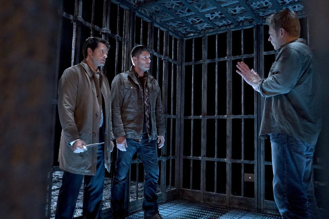 Castiel (Misha Collins, l.) und Dean (Jensen Ackles, M.) statten Lucifer (Mark Pellegrio, r.) einen Besuch ab, in der Hoffnung, ihn zurück in seinen... - Bildquelle: 2014 Warner Brothers