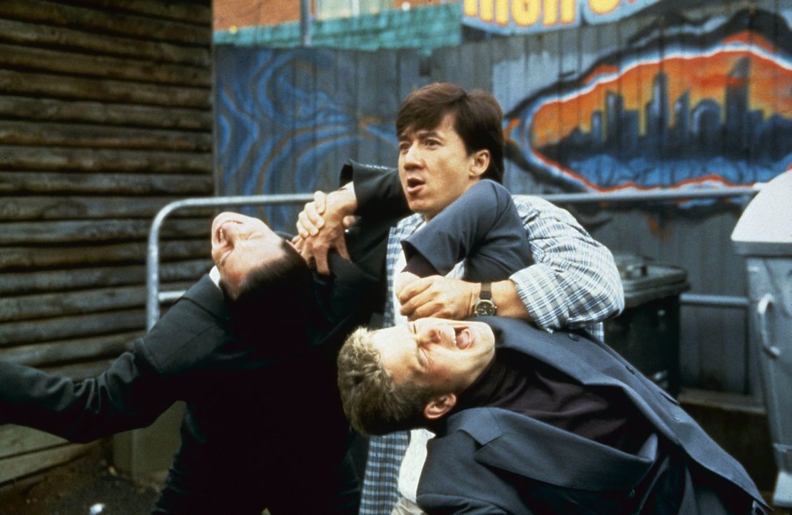 Fernseh-Maître Jackie (Jackie Chan, M.) kennt auch vor großen Fischen keine Angst ... - Bildquelle: Warner Bros.