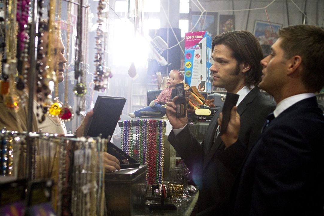 In Lily Dale, der Stadt mit den meisten Hellsehern in Amerika, untersuchen Sam (Jared Padalecki, M.) und Dean (Jensen Ackles, r.) grausame Morde an... - Bildquelle: Warner Bros. Television