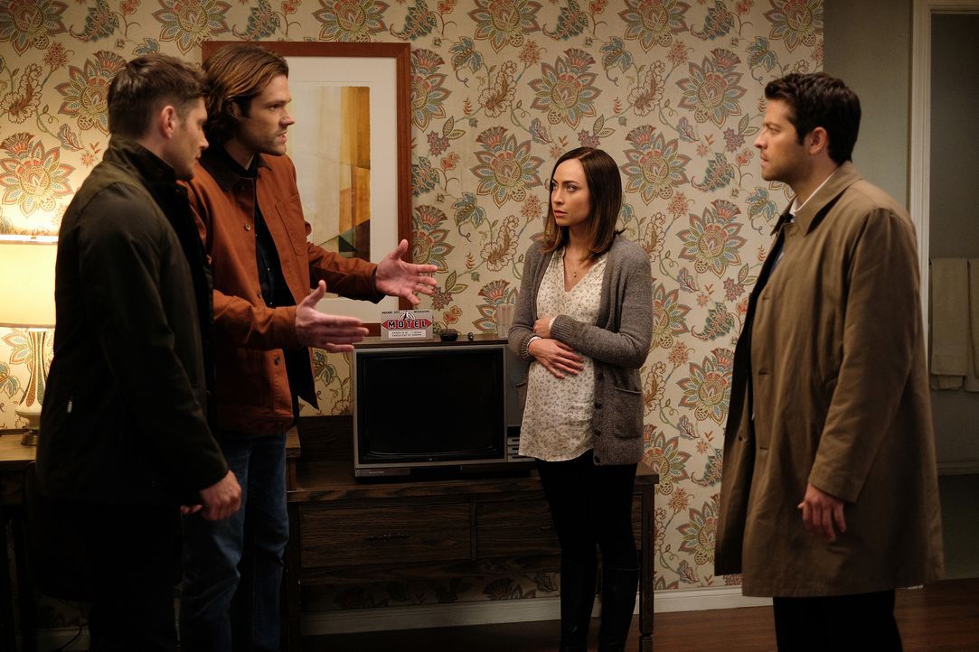 (v.l.n.r.) Dean (Jensen Ackles); Sam (Jared Padalecki); Kelly (Courtney Ford); Castiel (Misha Collins) - Bildquelle: Robert Falconer 2016 The CW Network, LLC. All Rights Reserved / Robert Falconer