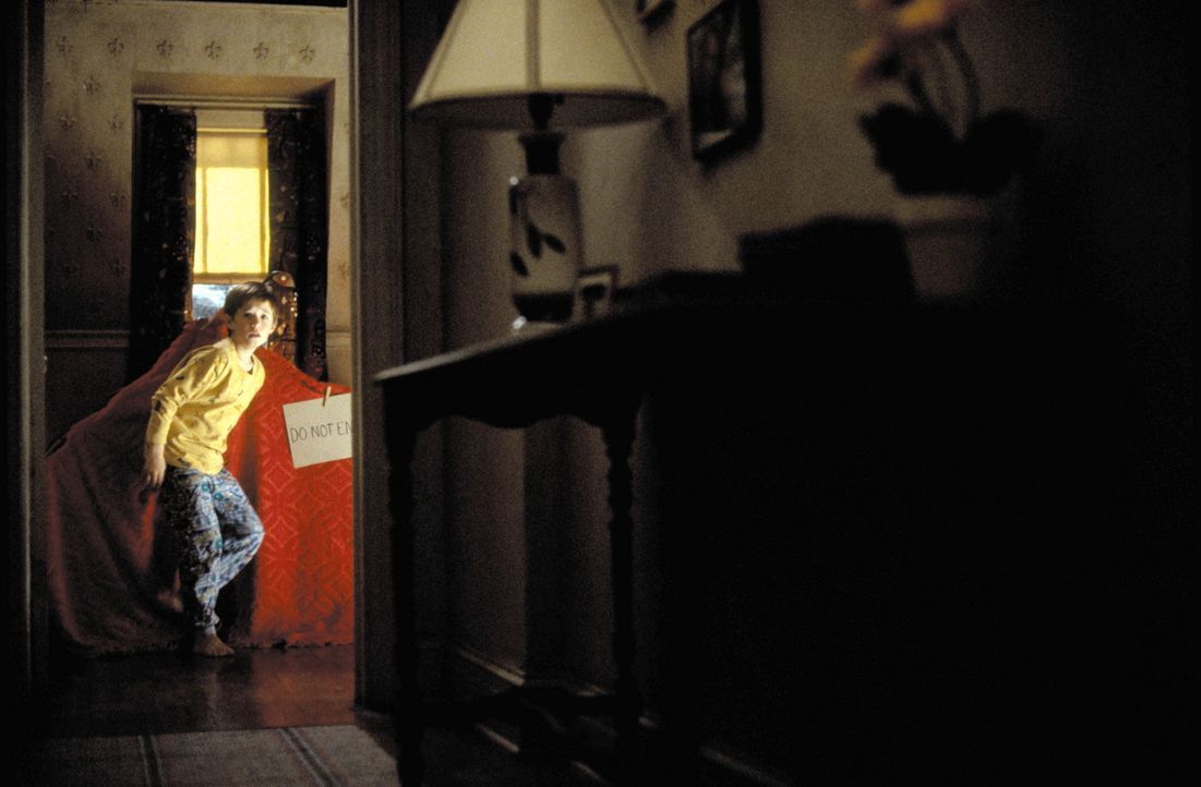 Immer häufiger wird Cole (Haley Joel Osment) von den Geistern der Toten gequält. In seiner Not offenbart er sich endlich einem Psychologen an. Doch... - Bildquelle: Buena Vista Pictures
