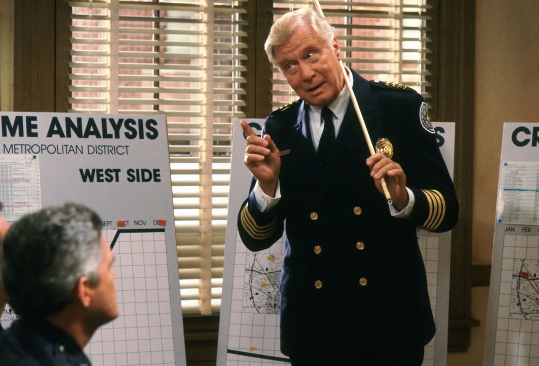 Unterricht der besonderen Art: Commandant Lassard (George Gaynes) von der chaotischen Police Academy ... - Bildquelle: Warner Brothers International