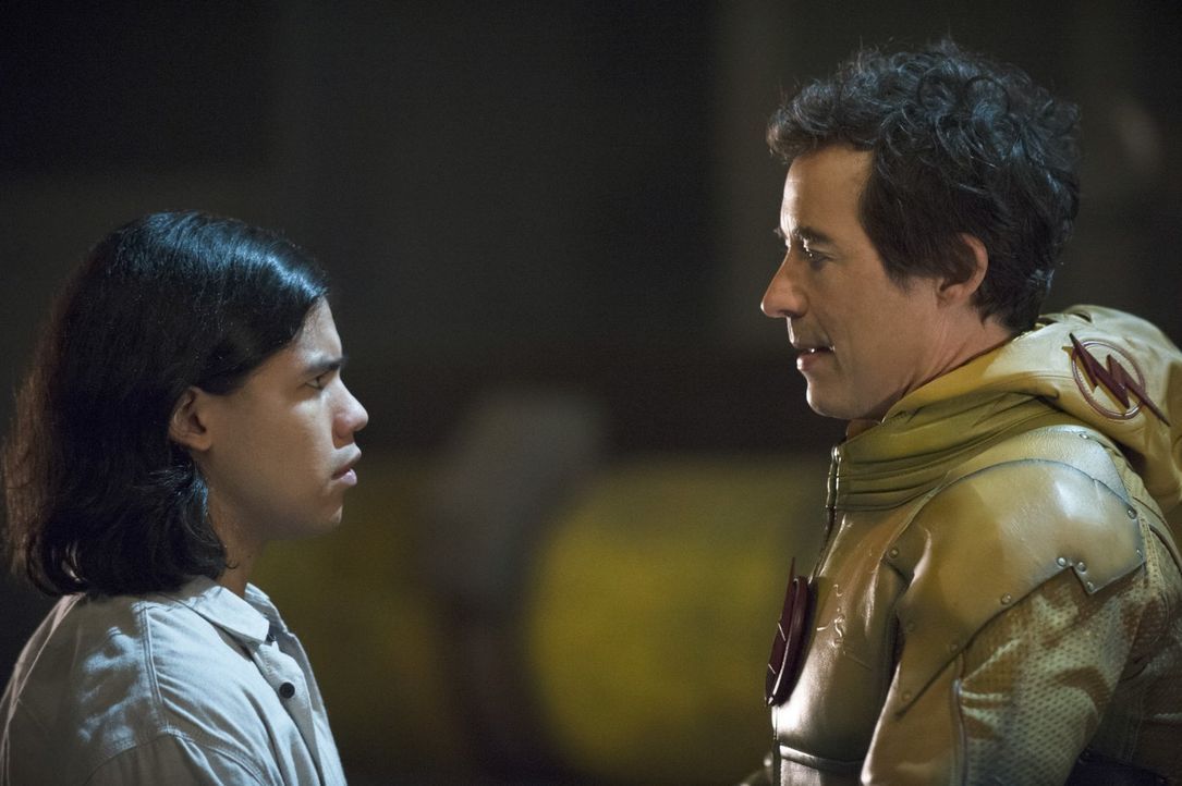 Wells alias Reverse-Flash (Tom Cavanagh, r.) offenbart Cisco (Carlos Valdes, l.), welche Rolle er angeblich in der Zukunft spielen wird ... - Bildquelle: Warner Brothers.