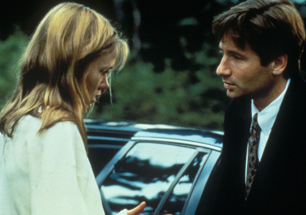 Mulder (David Duchovny, r.) erfährt von Lucy Householder (Tracey Ellis, l.), dass sie vor langer Zeit selbst fünf Jahre lang in den Händen eines Ent... - Bildquelle: TM +   Twentieth Century Fox Film Corporation. All Rights Reserved.