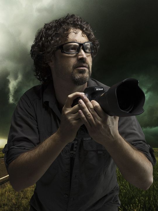Fasziniert von den gewaltigen Tornados, reist Greg Johnson mit seinen Kollegen den Stürmen hinterher - immer auf der Suche nach dem perfekten Bild ....