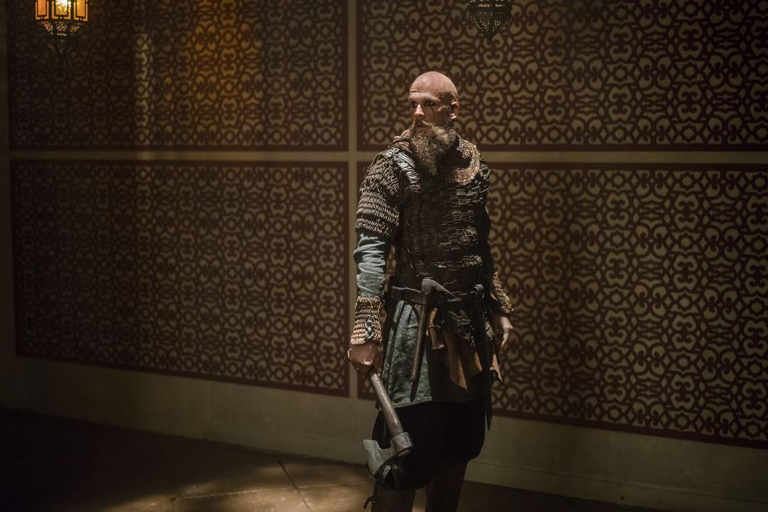 Als Floki (Gustaf Skarsgård) in Algeciras eine Moschee betritt, ist er fasziniert von den seltsamen Gebetsritualen der Menschen dort. Wird er sich a... - Bildquelle: 2016 TM PRODUCTIONS LIMITED / T5 VIKINGS III PRODUCTIONS INC. ALL RIGHTS RESERVED.