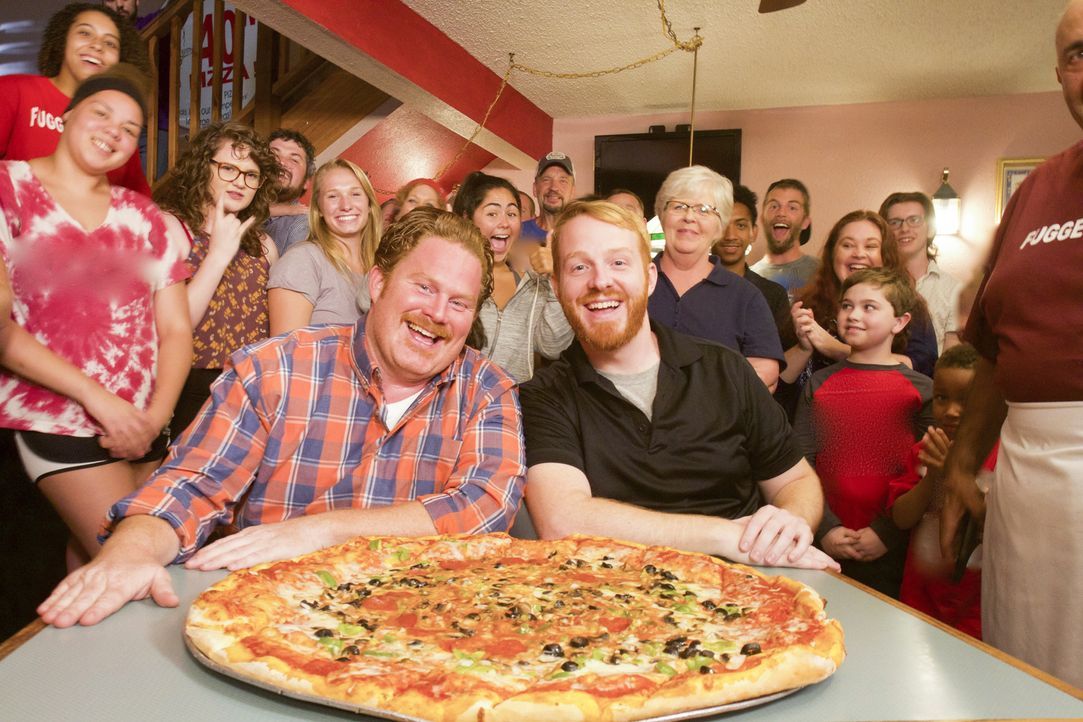 Im "Schiappa's" in St. Louis versucht sich Casey (l.) an der "75-Zentimeter Pizza-Challenge". Zum Glück steht ihm dafür als Teamkollege Ryan Maassen... - Bildquelle: 2017, The Travel Channel, LLC. All Rights Reserved.