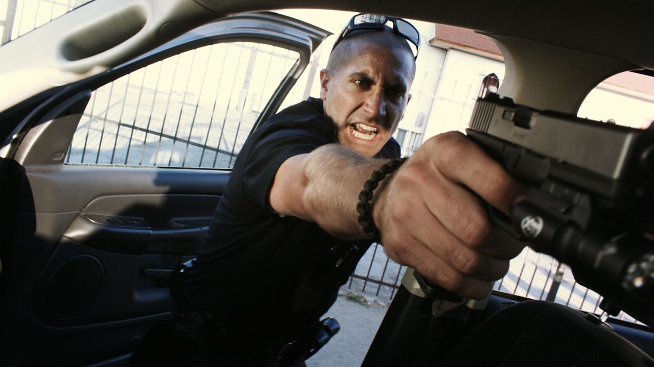 Hände hoch oder es knallt! Officer Brian Taylor (Jake Gyllenhaal) schiebt seinen Dienst in einem äußerst kriminellen Viertel, in dem auch unbequeme... - Bildquelle: Scott Garfield 2011 Sole Productions, LLC. All rights reserved.