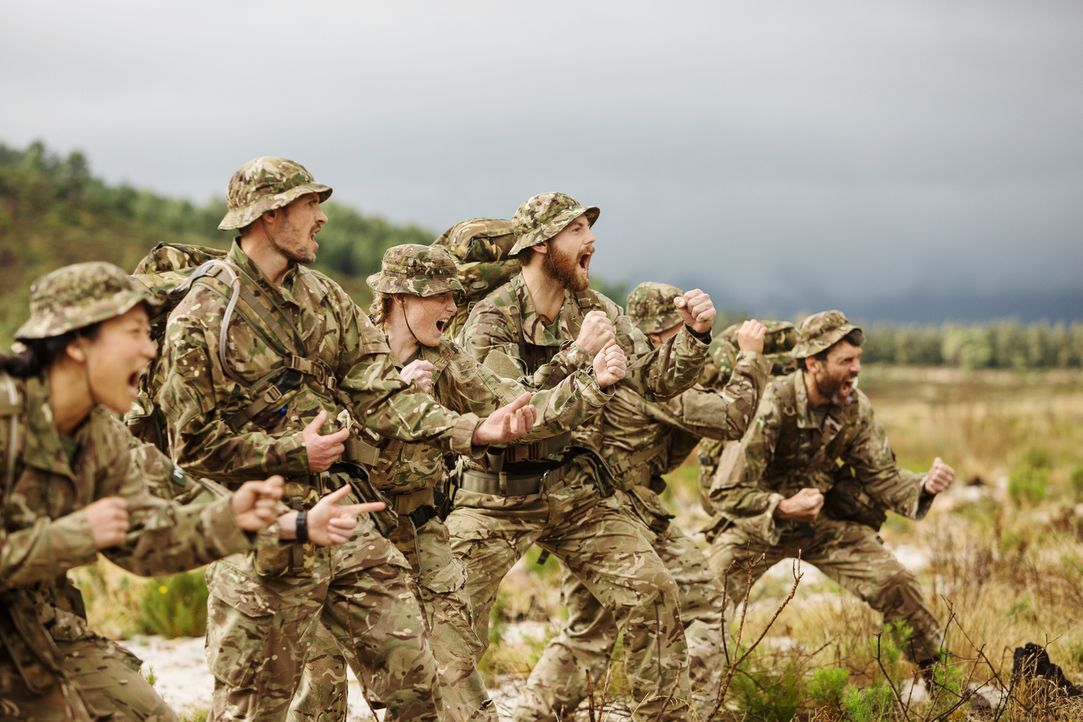 Die fittesten Männer und Frauen Großbritanniens kämpfen um den Sieg: Die Rekruten müssen unter der Aufsicht und Anleitung von sechs ehemaligen Mitgl... - Bildquelle: BBC 2016