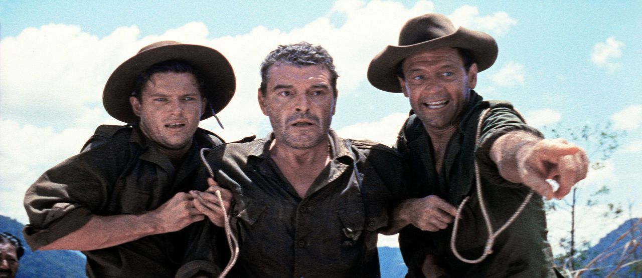 Leutnant Joyce (Geoffrey Horne, l.), Shears (William Holden, r.) und der angeschlagene Major Warden (Jack Hawkins, M.) halten die Zündschnur, mit d...
