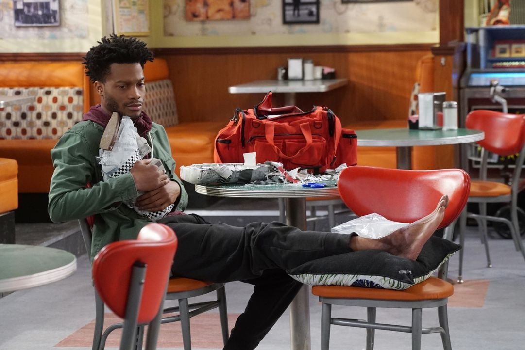 Als Franco (Jermaine Fowler) sich den Fuß verletzt, aber für die Arztrechnung nicht aufkommen kann, entschließen sich seine Freunde aus dem Donut La... - Bildquelle: Monty Brinton 2017 CBS Broadcasting, Inc. All Rights Reserved / Monty Brinton