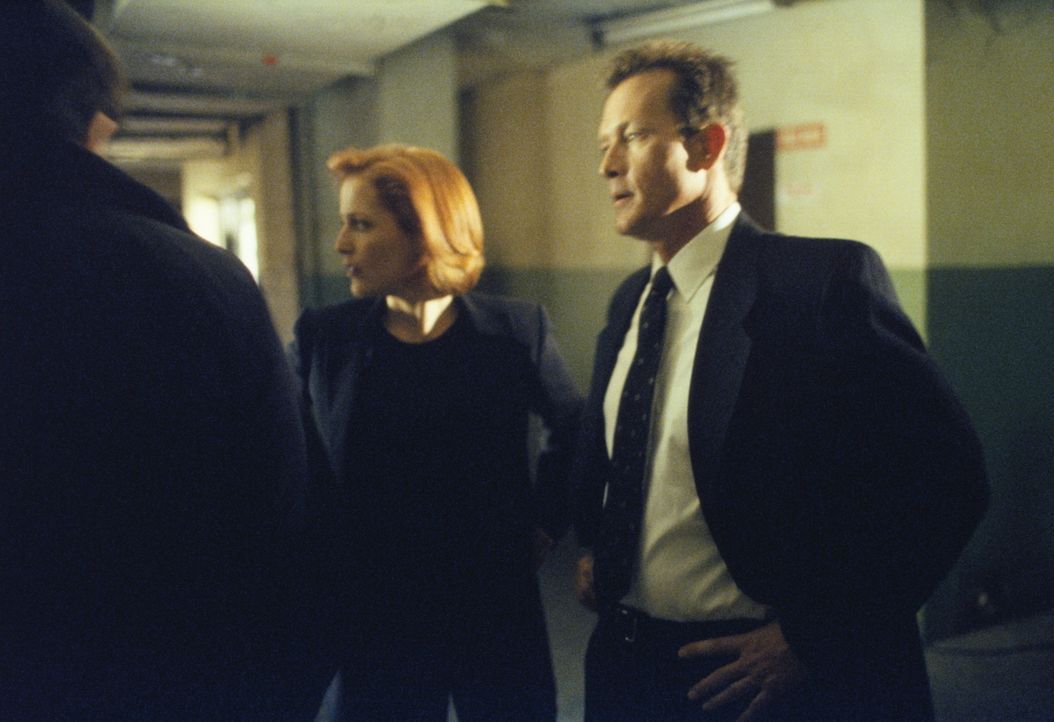Scully (Gillian Anderson, M.) und Doggett (Robert Patrick, r.) erfahren von dem Häftling Martin Wells, dass er sich in der Zeit rückwärts bewegt. - Bildquelle: TM +   2000 Twentieth Century Fox Film Corporation. All Rights Reserved.