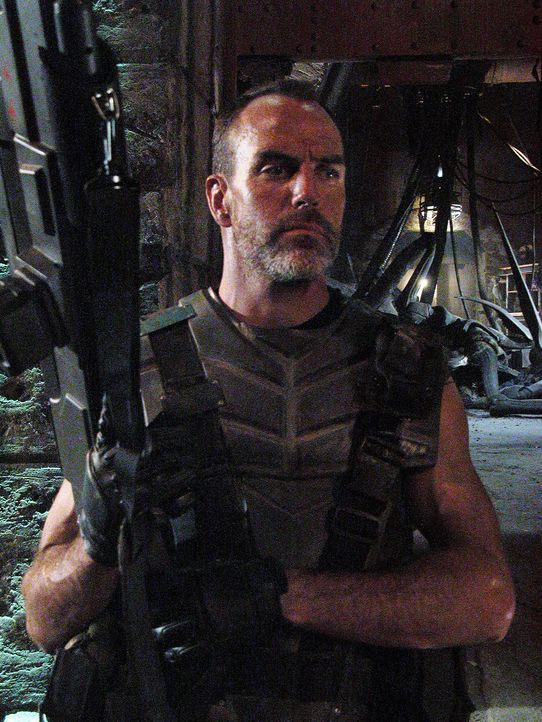 Gemeinsam mit den mobilen Infanteristen gelingt es Captain Dax (Richard Burgi) schließlich, die Bugs abzuwehren, doch inzwischen haben sich die clev... - Bildquelle: Sony Pictures