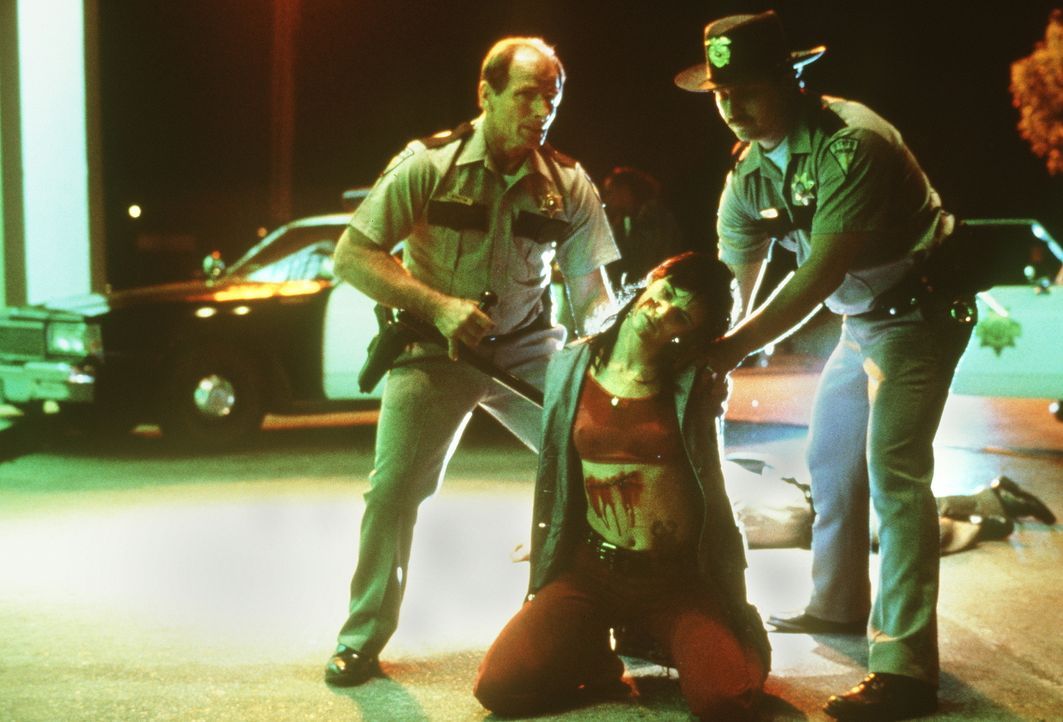 Kann sich Mallory (Juliette Lewis, M.) aus der Hand der Polizisten befreien? - Bildquelle: Warner Bros.
