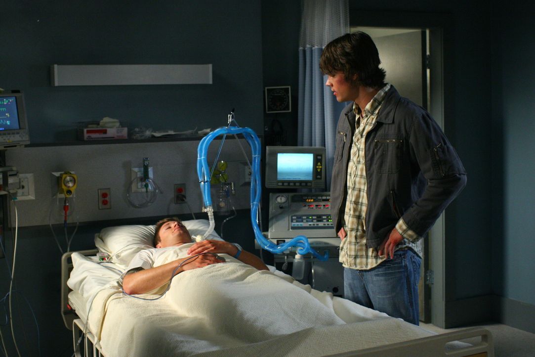 Nach dem Unfall mit dem Dämon liegt Dean (Jensen Ackles, l.) im Koma. Sein Bruder Sam (Jared Padalecki, r.) macht sich große Sorgen um ihn ... - Bildquelle: Warner Bros. Television