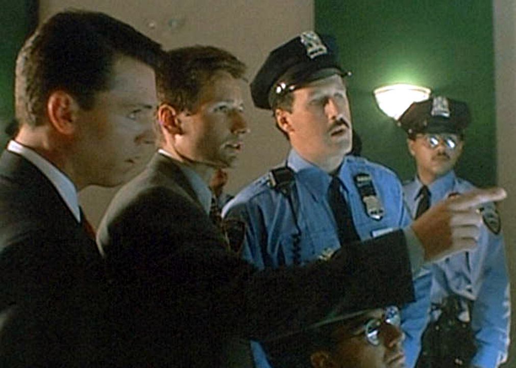 Mulder (David Duchovny, M.) und sein neuer Partner Krycek (Nicholas Lea, l.) versuchen, mit Hilfe der Polizei, die Spur eines Mannes zu finden, der... - Bildquelle: TM +   Twentieth Century Fox Film Corporation. All Rights Reserved.