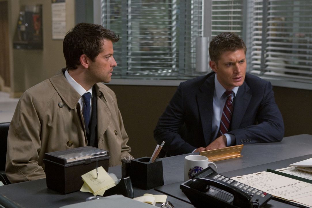 Dean (Jensen Ackles, r.) und Castiel (Misha Collins, l.) sind immer noch auf der Suche nach Erzengel Raphael. Sie hoffen, dadurch die Apokalypse auf... - Bildquelle: Warner Brothers