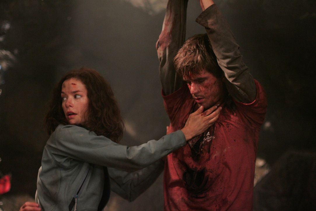 Haley (Gina Holden, l.) ist besorgt um ihren Bruder Tommy (Graham Wardle, r.) der verletzt von der Decke hängt ... - Bildquelle: Warner Bros. Television
