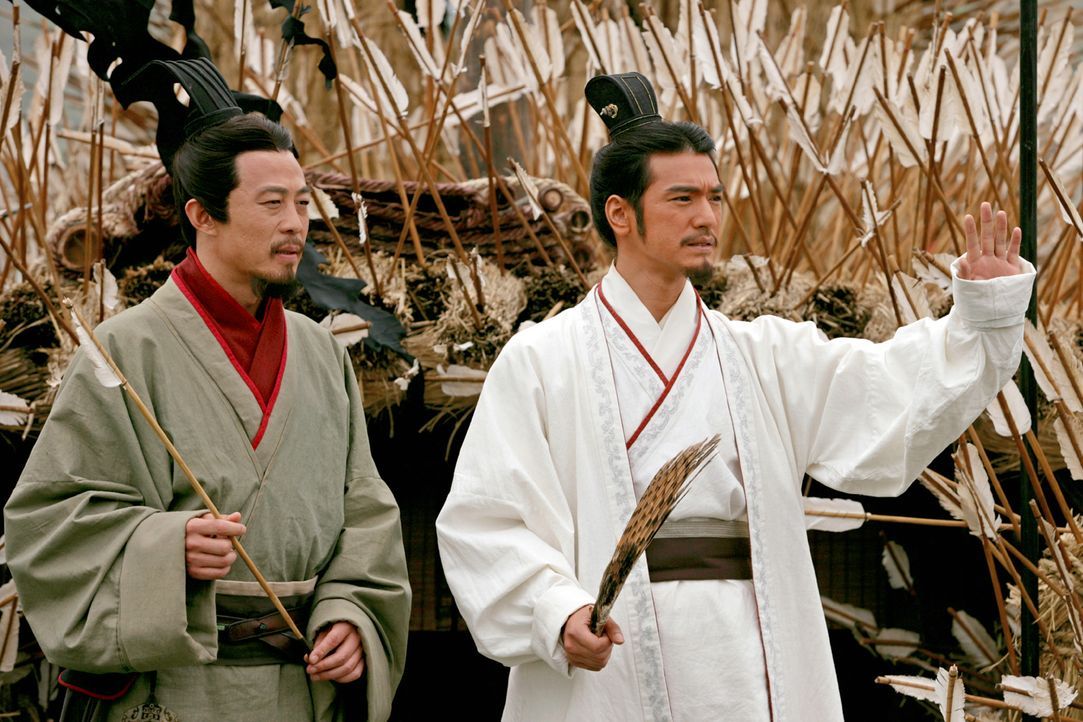 Zhuge Liang (Takeshi Kaneshiro, r.), der enge Berater Liu Beis (Yong You, l.), kann den König dazu bringen, sich mit König Sun Quan zu verbünden, um... - Bildquelle: Constantin Film Verleih GmbH