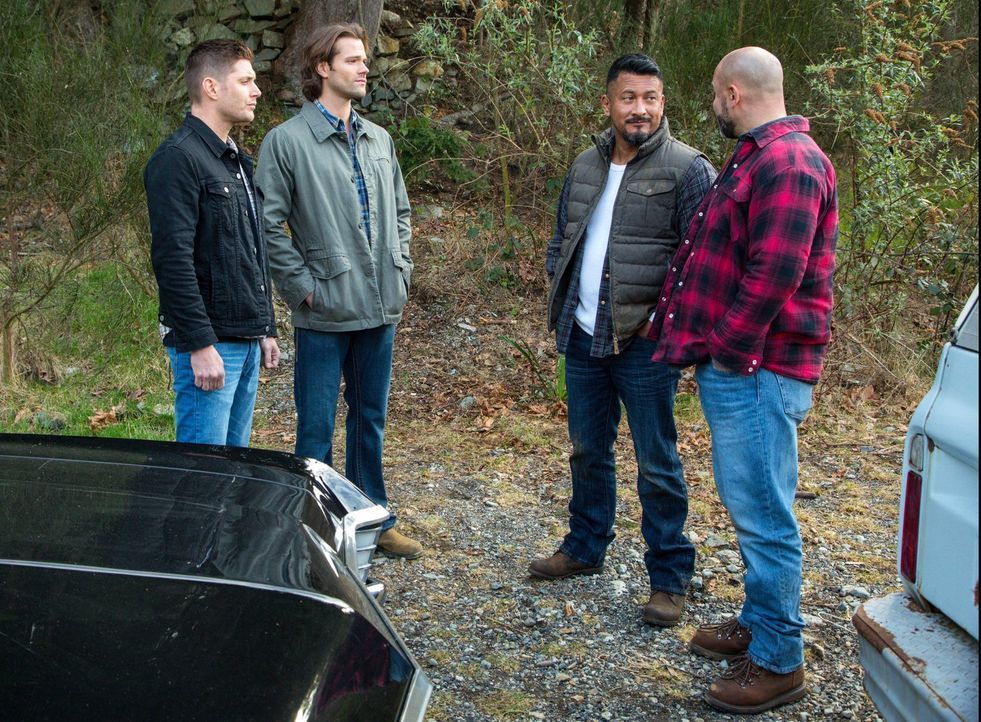 Als sich Dean (Jensen Ackles, l.) und Sam (Jared Padalecki, 2.v.l.) auf den Weg in einen kleinen Ort machen, aus dem alle 27 Jahre auf mysteriöse We... - Bildquelle: 2014 Warner Brothers