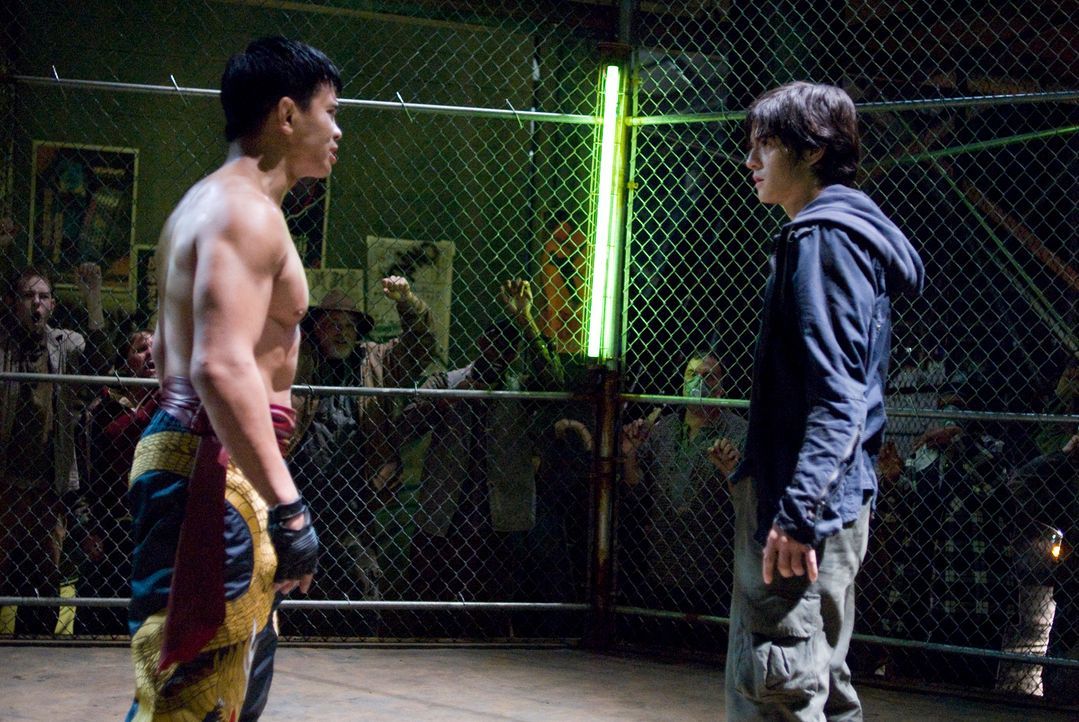In den Straßen des Armenviertels "Anvil" herrscht rohe Gewalt. Das erfährt der junge Jin Kazama (Jon Foo, r.) am eigenen Leib. Als seine Mutter getö... - Bildquelle: 2010 CST PRODUCTIONS, LLC   ALL RIGHTS RESERVED