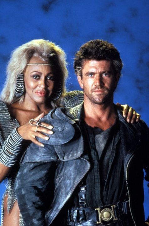 Mad Max (Mel Gibson, r.) gerät in die Hände von Aunty Entity (Tina Turner, l.) und ihrer Bande in der von ihnen beherrschten Stadt Bartertown. - Bildquelle: Warner Bros.