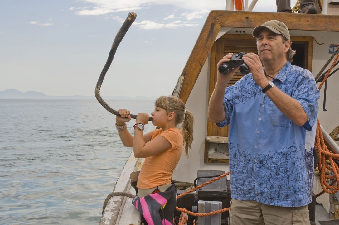 Gemeinsam versuchen Kirra (Bindi Irwin, l.) und Gus (Beau Bridges, r.), "Willy" seiner Familie zuzuführen. Doch das ist leichter gesagt als getan ... - Bildquelle: 2009 Warner Brothers
