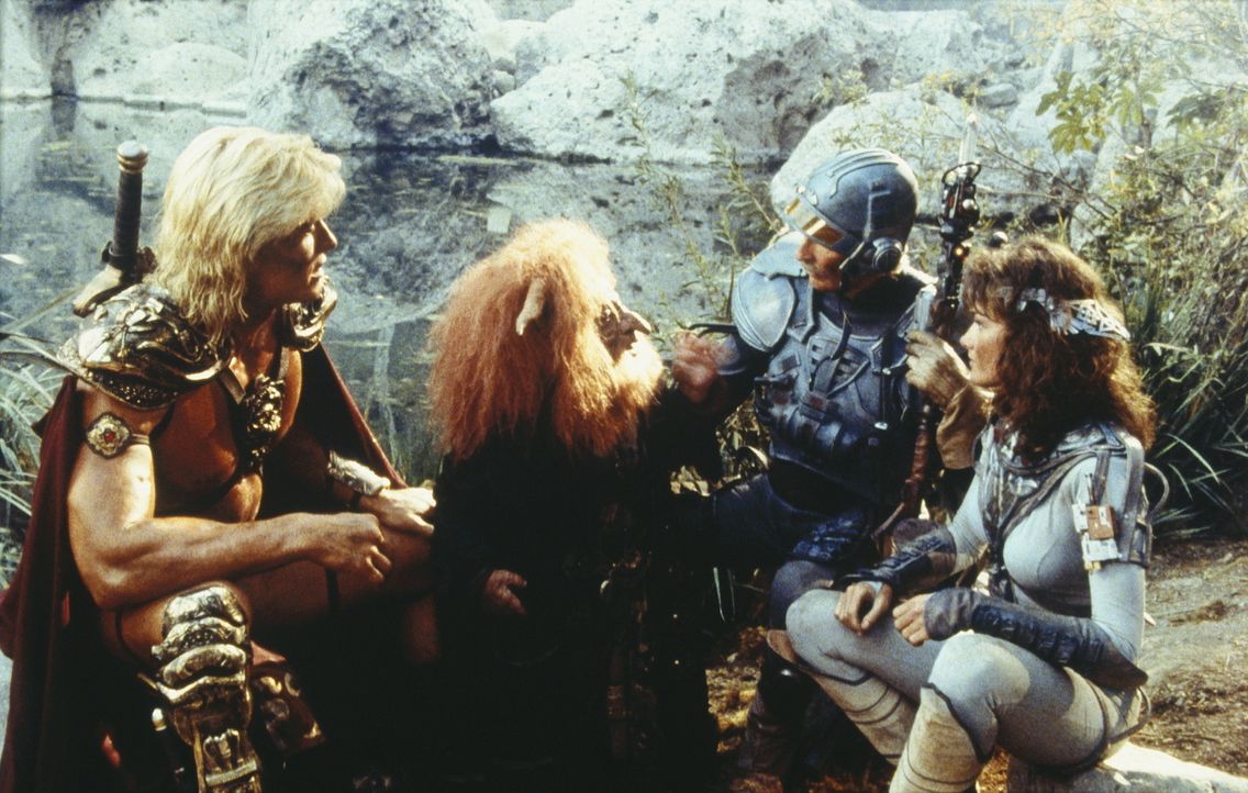 Auf ihrem Streifzug durch das verwüstete Land Estonias treffen He-Man (Dolph Lundgren, l.), Teela (Chelsea Field, r.) und Duncan (Jon Cypher, 2.v.r.... - Bildquelle: CANNON FILMS INC. AND CANNON INTERNATIONAL B. V