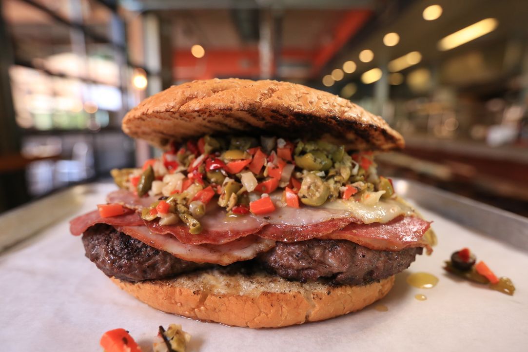 In Baton Rouges "Fat Cow Burgers" bestellt Josh Denny den "Monster Muffuletta Burger" mit viereinhalb Kilo Salami, Schinken, drei mit Büffelmozzarel... - Bildquelle: 2017,Television Food Network, G.P. All Rights Reserved