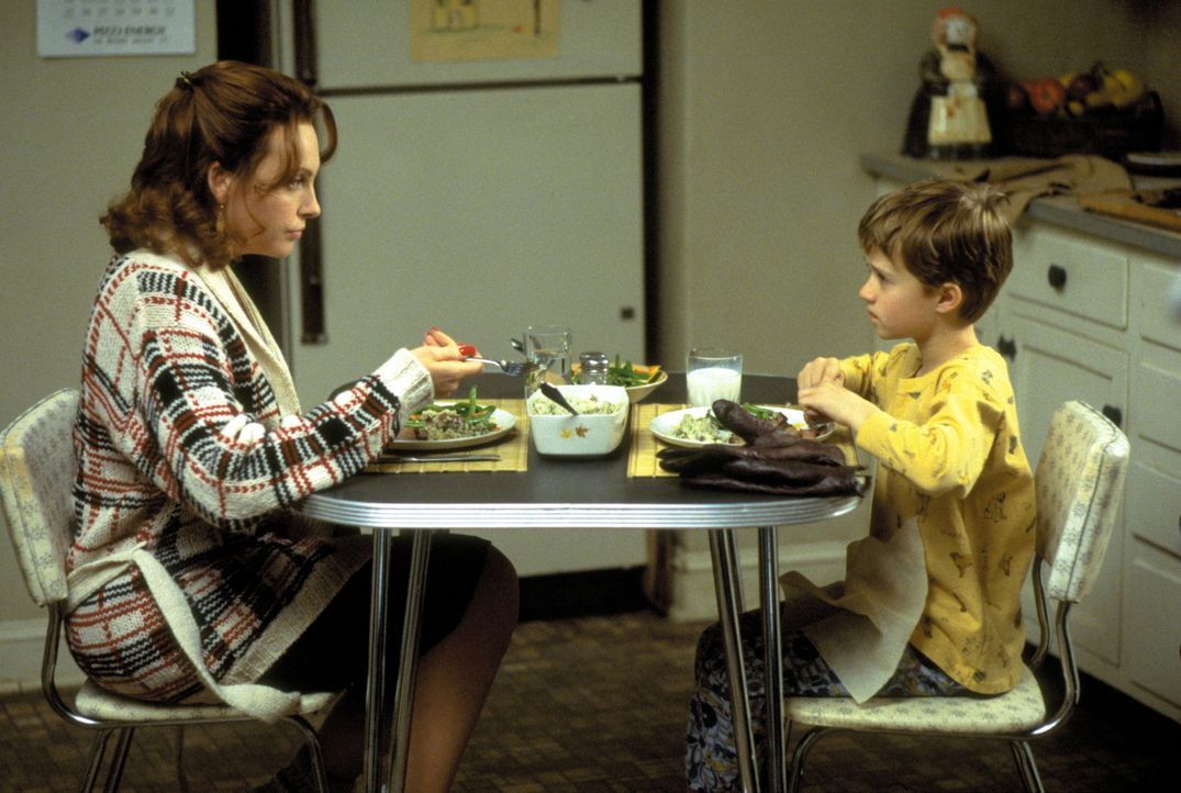 Für Coles (Haley Joel Osment, r.) Mutter Lynn (Toni Collette, l.) sind die vielen rätselhaften Dinge, die ihrem Sohn zustoßen, völlig unverständlich... - Bildquelle: Buena Vista Pictures