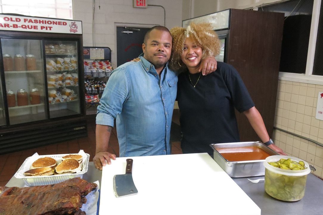 Roger Mooking (l.) - Bildquelle: 2016,Cooking Channel, LLC. All Rights Reserved.
