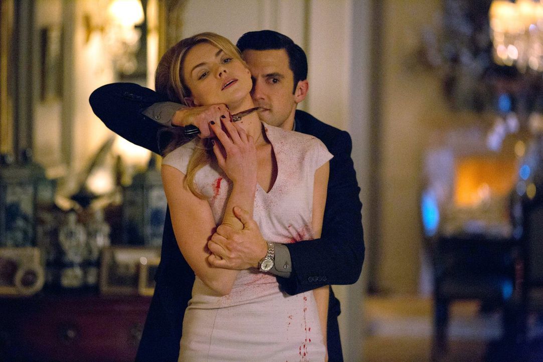Während Edward Nygma sich mit seinen letzten Taten auseinander setzen muss, hat Ogre (Milo Ventimiglia, r.) Barbara (Erin Richards, l.) in seiner Ge... - Bildquelle: Warner Bros. Entertainment, Inc.