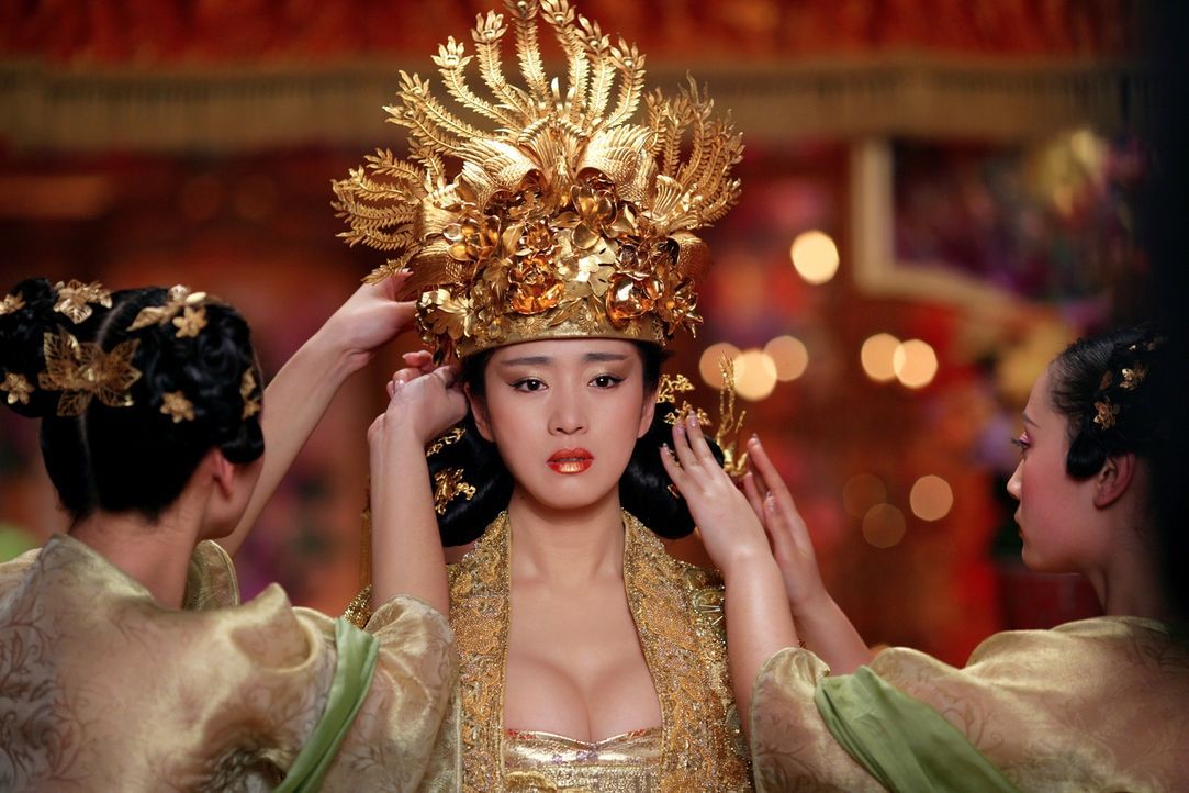 Ahnt, dass ihr Mann blutige Rache nehmen will: Kaiserin Phoenix (Li Gong) hat jedoch keinesfalls vor, ihrem Tod untätig ins Auge zu sehen ... - Bildquelle: TOBIS Film
