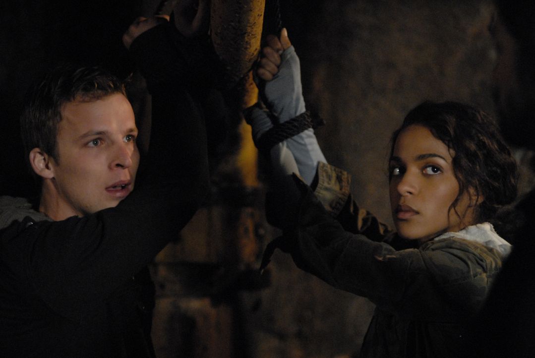 Selbst als Isabelle (Megalyn Echikunwoke, r.) und er von Jordans Männern gefangen genommen und gefesselt werden, ist Kyle (Chad Faust, l.) überzeugt... - Bildquelle: Viacom Productions Inc.