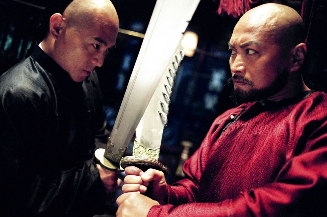 Als Huo Yuanjia (Jet Li, l.) durch unglückliche Umstände einen anderen Meister im Kampf tötet, nimmt ein Familienmitglied des Opfers grausame Rache.... - Bildquelle: Constantin Film Verleih GmbH