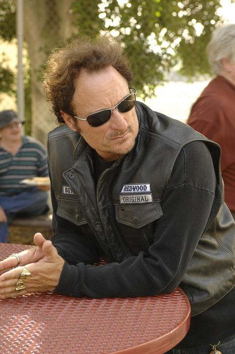 Als Tig (Kim Coates) mitbekommt, dass Kyle, eine ehemaliges Mitglied der "Sons of Anarchy", noch immer das Tattoo auf dem Rücken trägt, ist er all... - Bildquelle: 2008 FX Networks, LLC. All rights reserved.