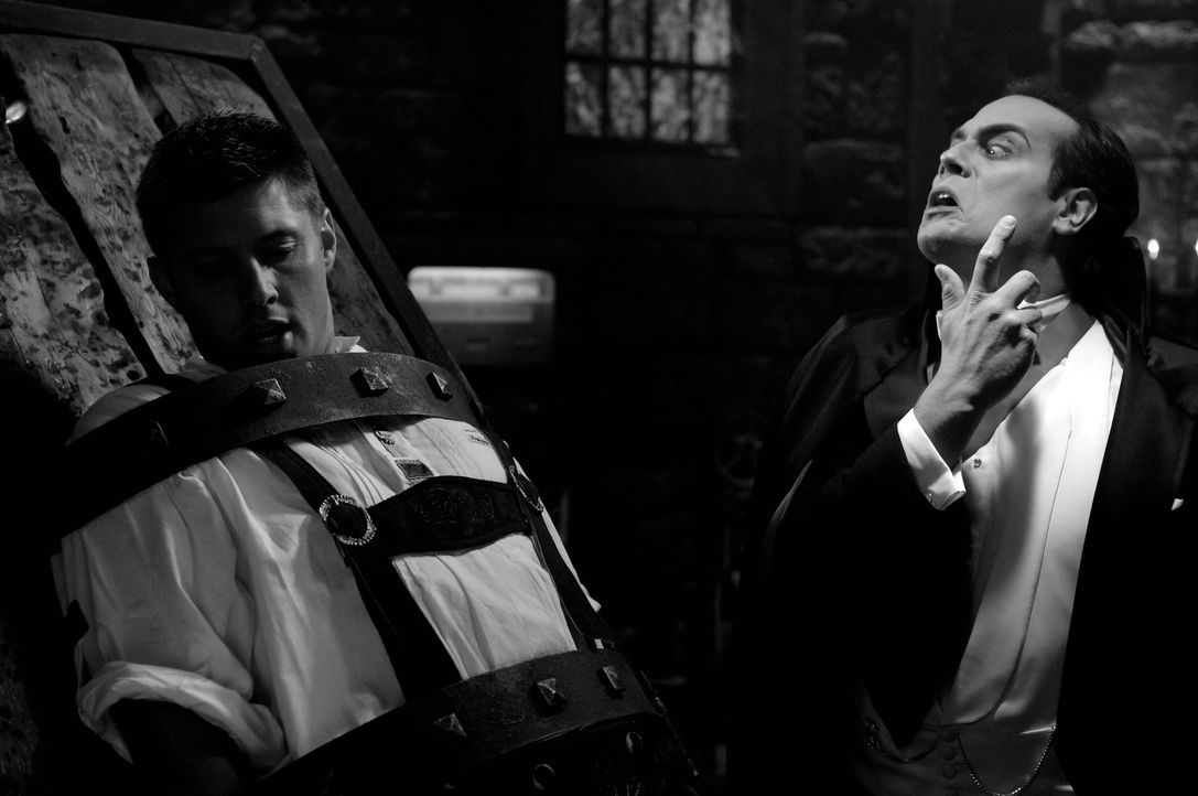 Bei der Aufklärung einer mysteriösen Mordserie gerät Dean (Jensen Ackles, l.) in die Fänge des Draculas (Todd Stashwick, r.) ... - Bildquelle: Warner Bros. Television