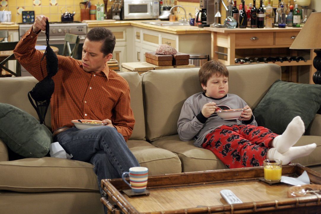 Jake (Angus T. Jones, r.) und Alan (Jon Cryer, l.) wollen einen gemütlichen Abend verbringen, doch da kommt einiges dazwischen ... - Bildquelle: Warner Bros. Television