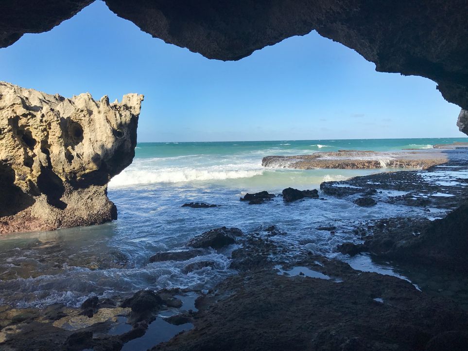Diese Aussicht aus einer Höhle am "Arniston Beach" in Südafrika lässt das Herz eines jeden Wasserliebhabers höher schlagen ... - Bildquelle: 2017,The Travel Channel, L.L.C. All Rights Reserved