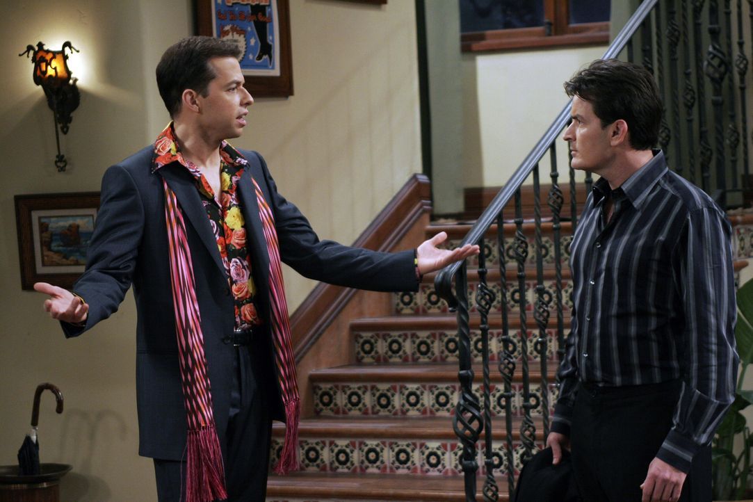 Alan (Jon Cryer, l.) erklärt sich bereit, als Charlies (Charlie Sheen, r.) Partner, mit auf eine Schwulenparty zu gehen. - Bildquelle: Warner Bros. Television