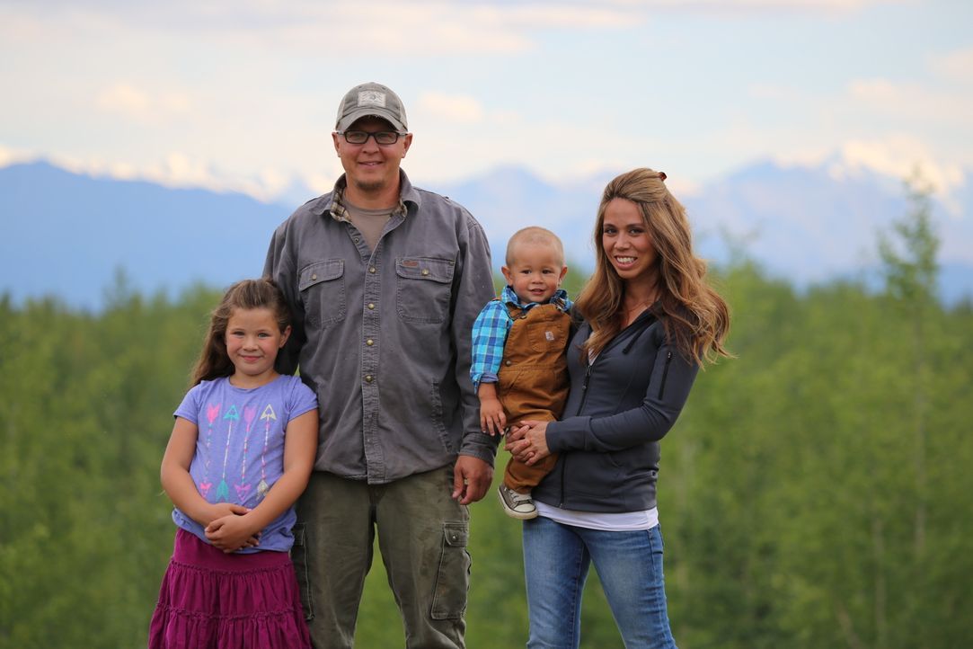 Manche Menschen leben gerne in einer abgelegenen Gegend, so auch Familie White, die sich in der Wildnis Alaskas niederlässt ... - Bildquelle: 2015, DIY Network/Scripps Networks, LLC. All Rights Reserved.