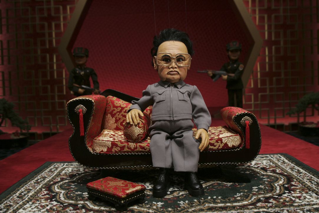 Der einsame, singende nordkoreanische Diktator Kim Il Sung hat sich mit einen Haufen Hollywoodgrößen verbündet, um die Vernichtung Amerikas in die W... - Bildquelle: Paramount Pictures